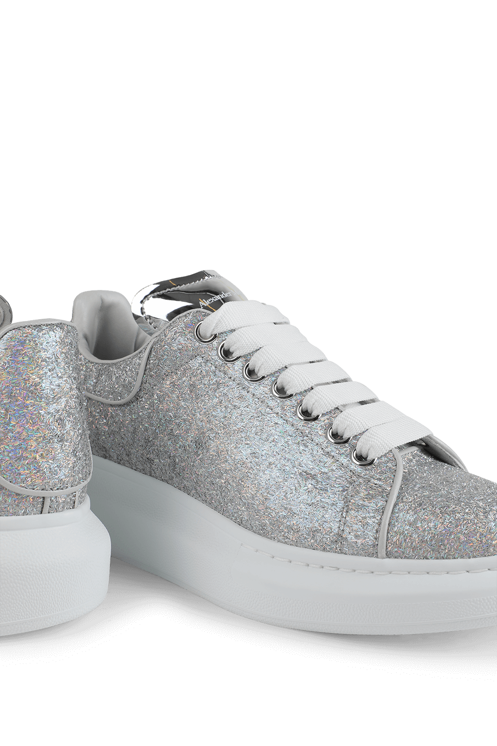 תמונת תקריב של נעלי סניקרס נוצצות