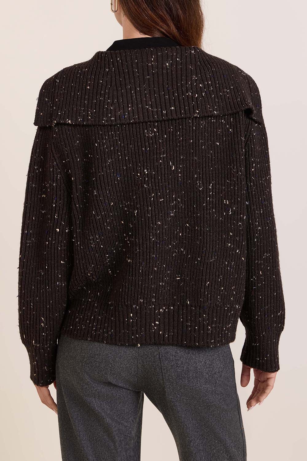 תמונת דוגמן אחורית של קרדיגן צמר