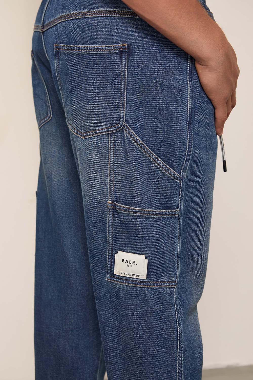 תמונת תקריב דוגמן של מכנסיים ארוכים