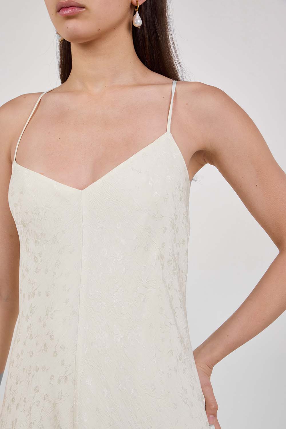 תמונת תקריב דוגמן של שמלת מקסי פרחונית