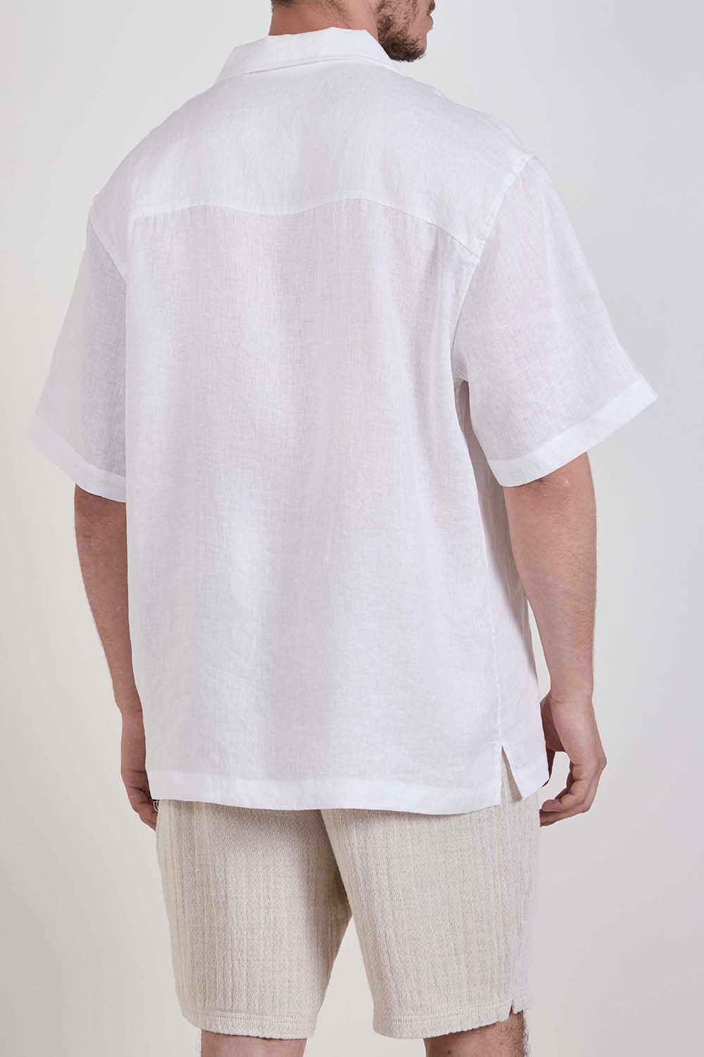 תמונת דוגמן אחורית של חולצה מכופתרת