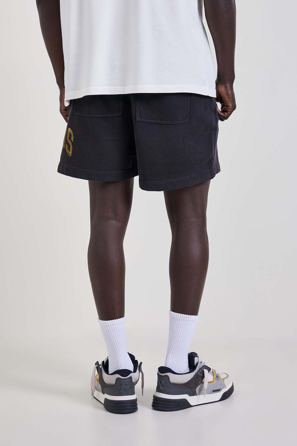 תמונת דוגמן אחורית של מכנסי ג'וגר קצרים