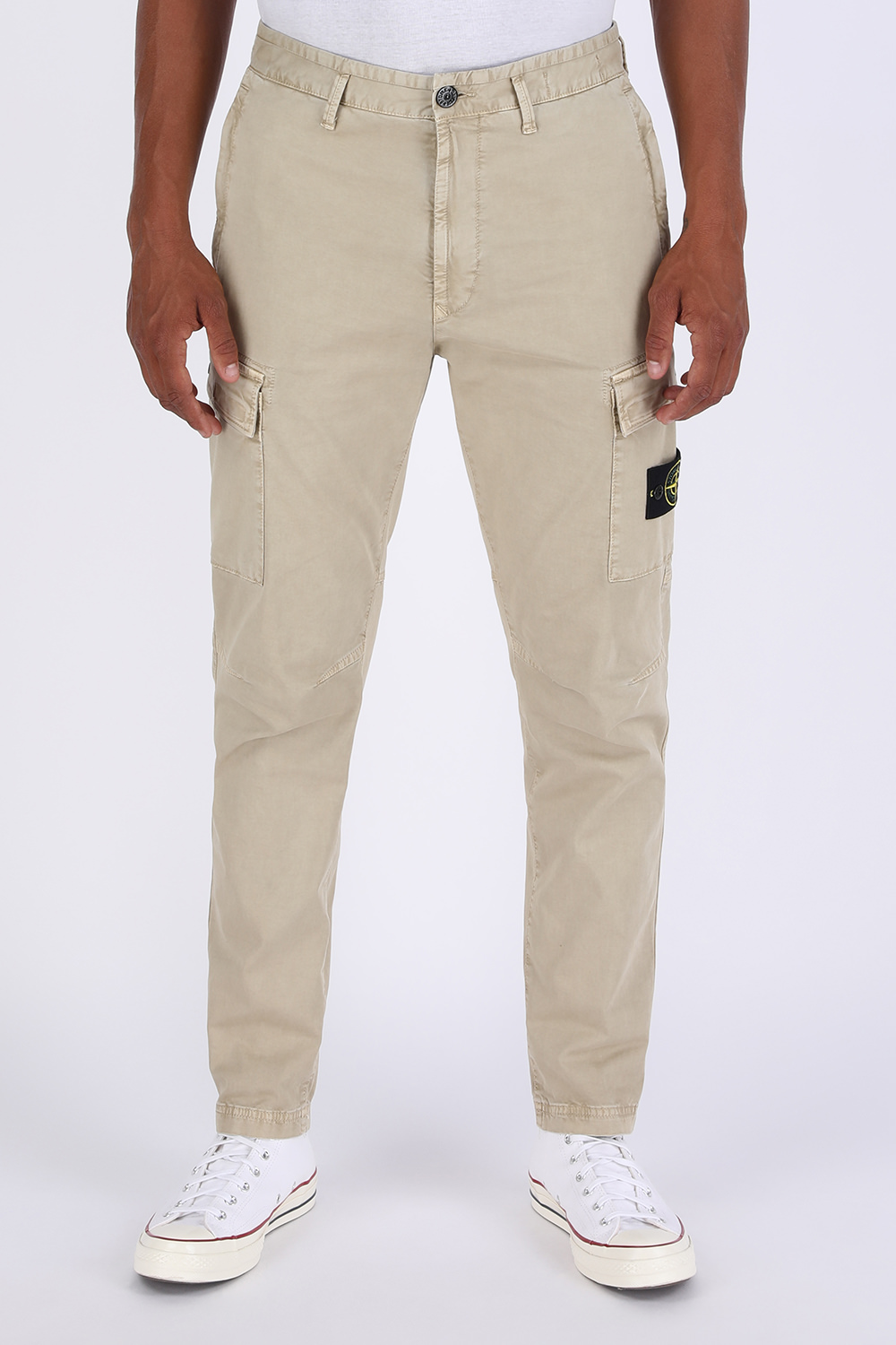 תמונת דוגמן קידמית של Cargo Pants in Sand