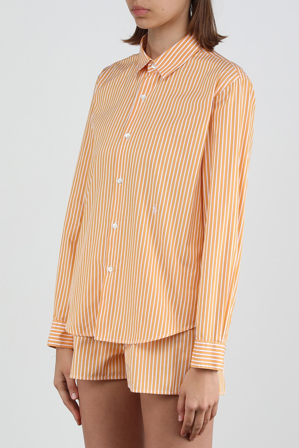 תמונת דוגמן קידמית של חולצה מכופתרת עם הדפס פסים בגווני כתום ולבן