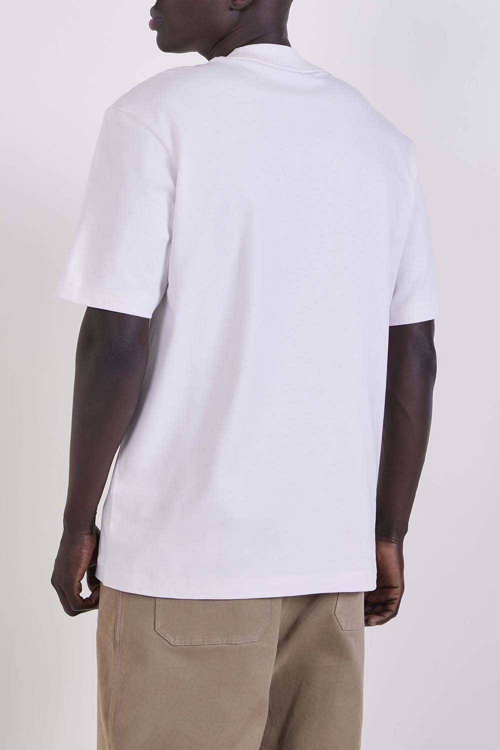 תמונת דוגמן אחורית של חולצת טי בגזרה ישרה