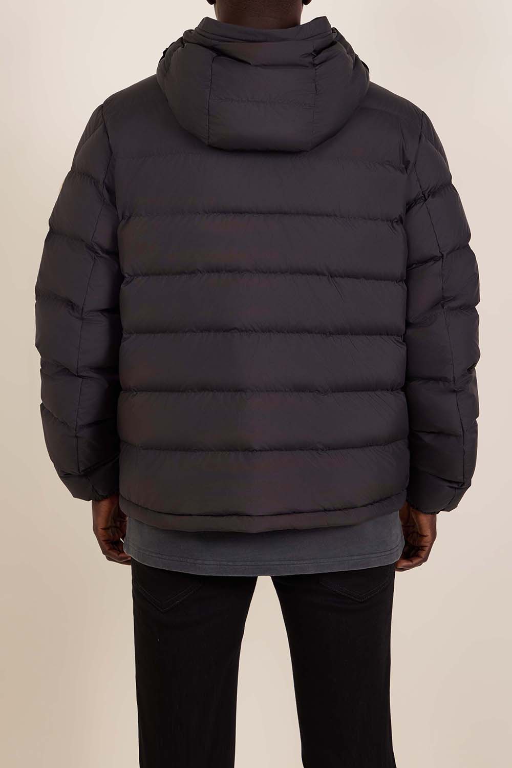 תמונת דוגמן אחורית של מעיל פוך קל