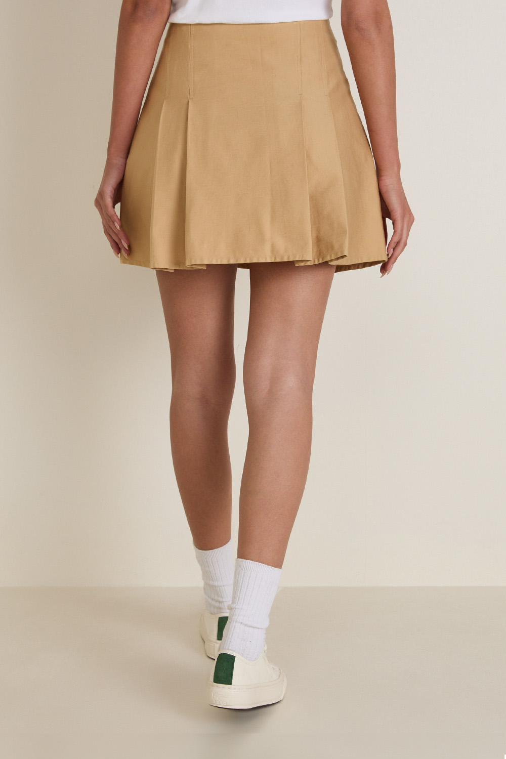 תמונת דוגמן אחורית של חצאית מיני קפלים