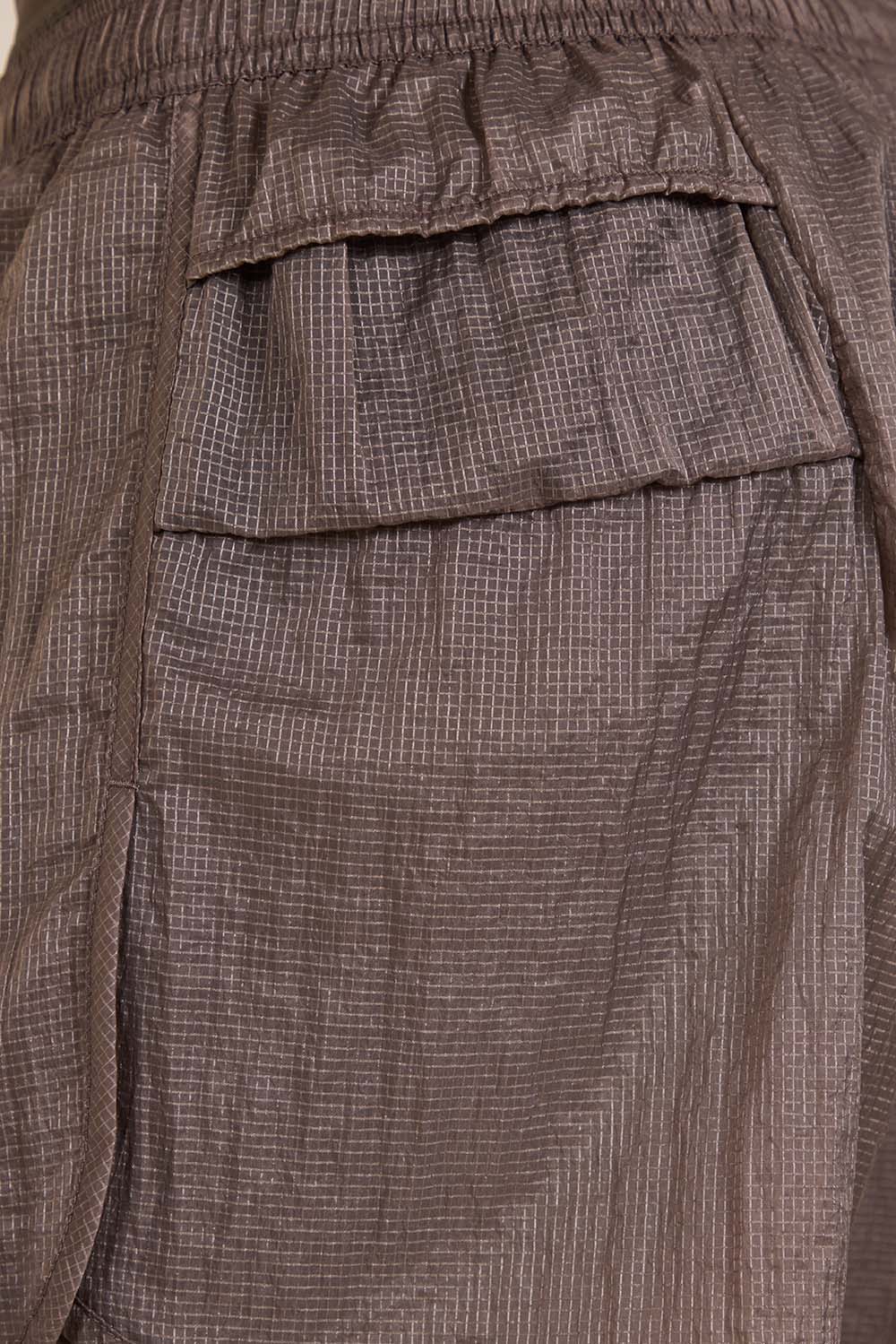 תמונת תקריב דוגמן של מכנסי ריצה קצרים בשילוב טייץ ריפסטופ 3