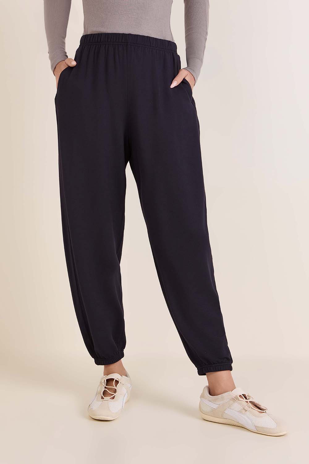 תמונת דוגמן קידמית של BeCalm Oversied Mid-Rise Pant