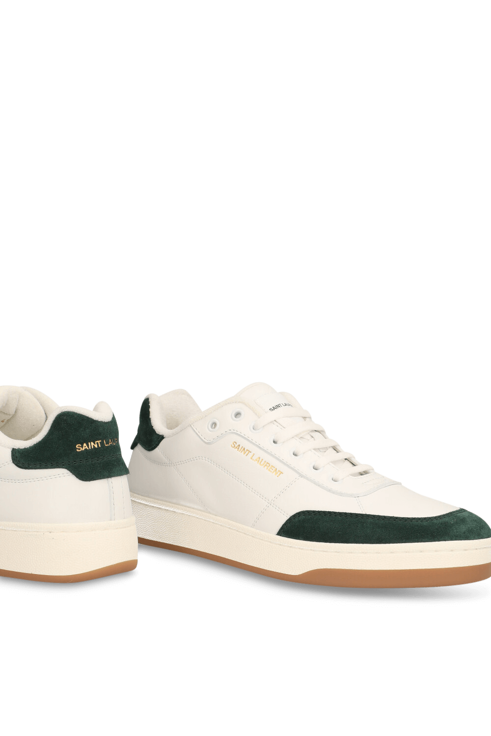 תמונת תקריב של נעלי סניקרס