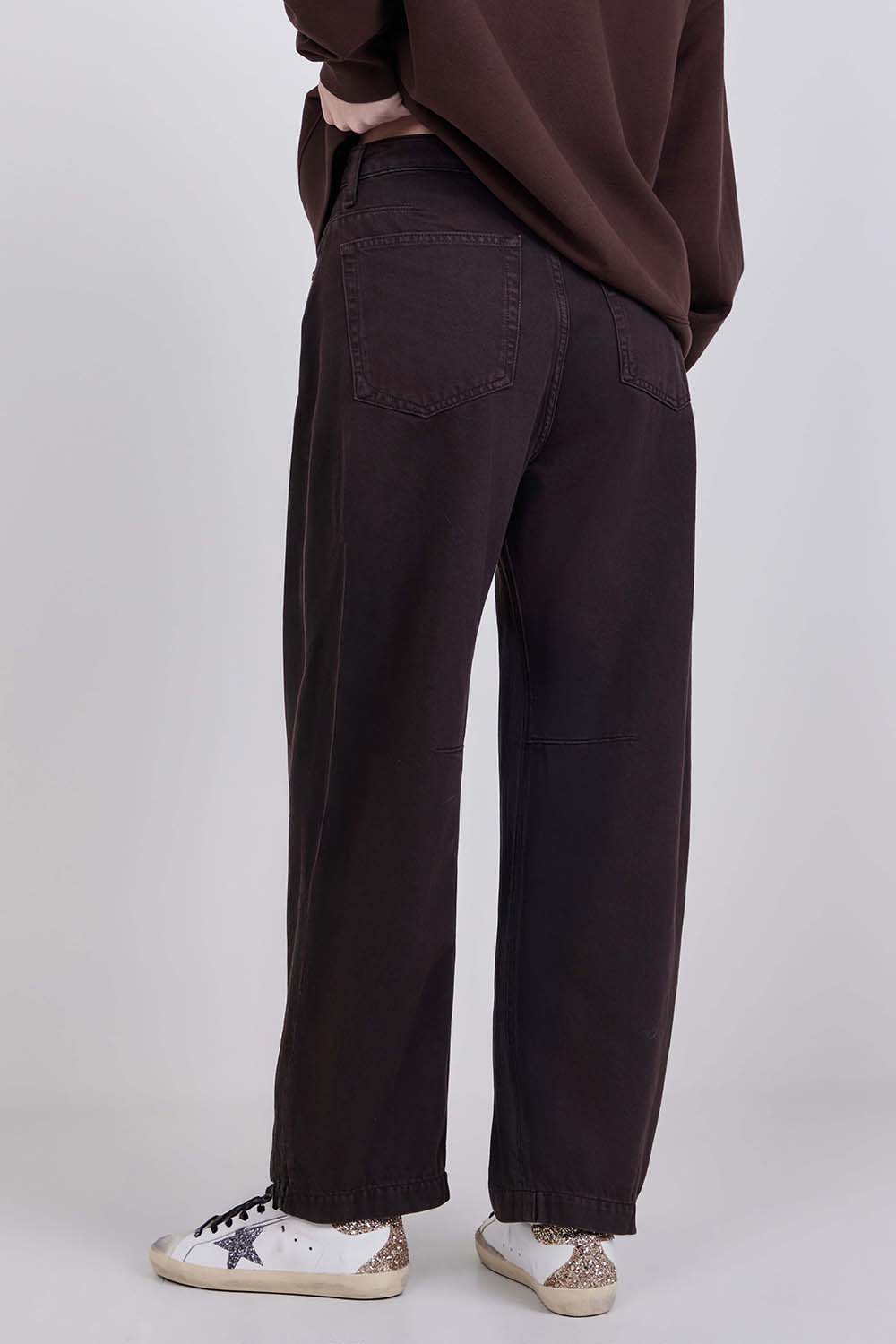 תמונת דוגמן אחורית של מכנסי ג'ינס בגזרת ברל