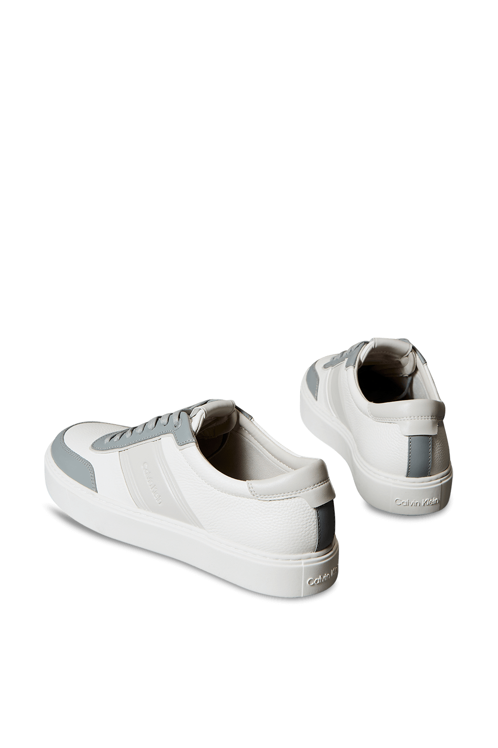 תמונת תקריב של נעלי סניקרס