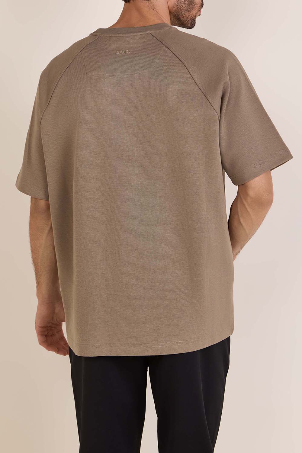 תמונת דוגמן אחורית של חולצת טי אוברסייז