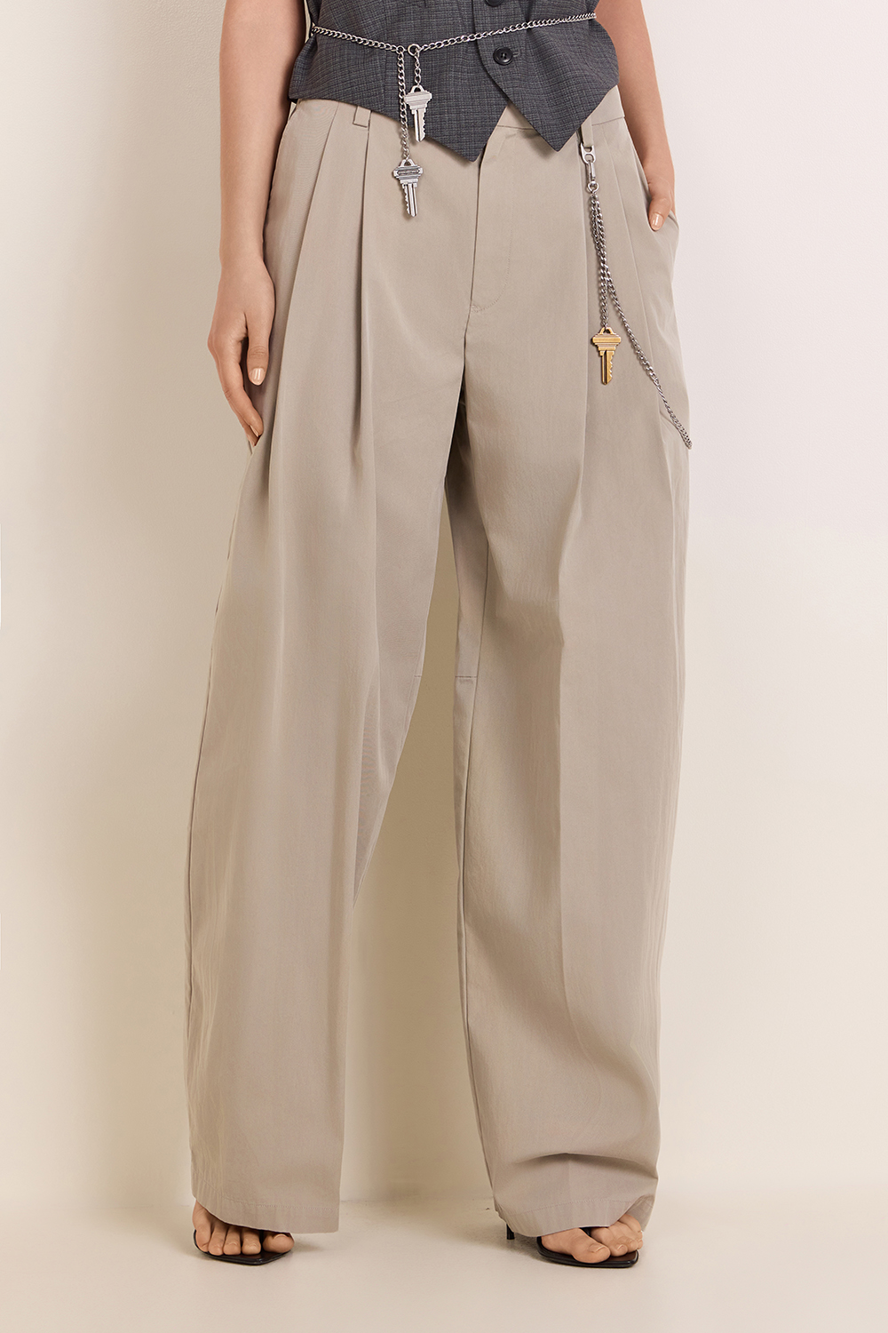 תמונת דוגמן קידמית של מכנסיים מחויטים בשילוב שרשרת