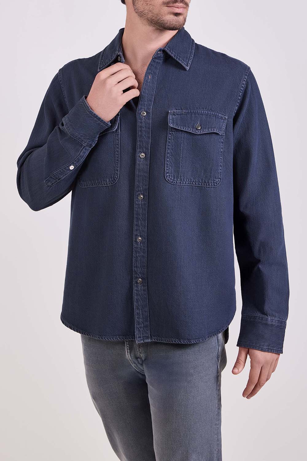 תמונת דוגמן קידמית של חולצת ג'ינס מכופתרת