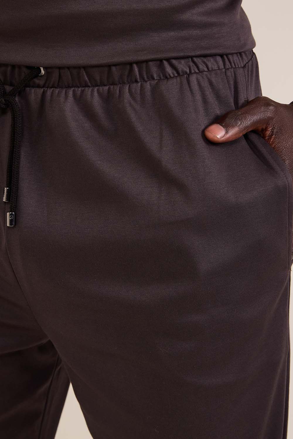 תמונת תקריב דוגמן של מכנסיים