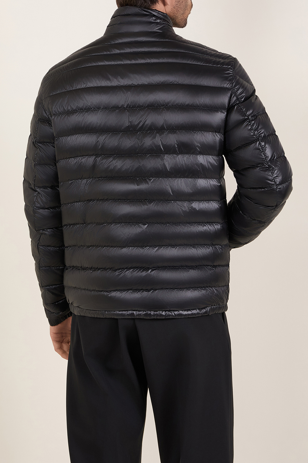 תמונת דוגמן אחורית של מעיל פוך קל-משקל