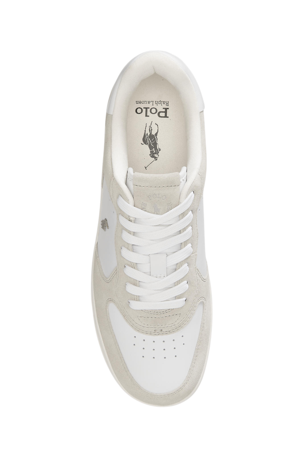 תמונת תקריב של נעלי סניקרס