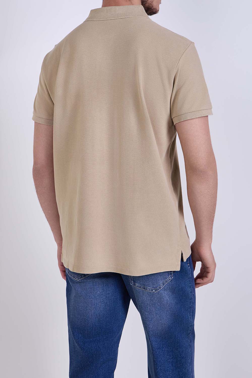 תמונת דוגמן אחורית של חולצת פולו סלים