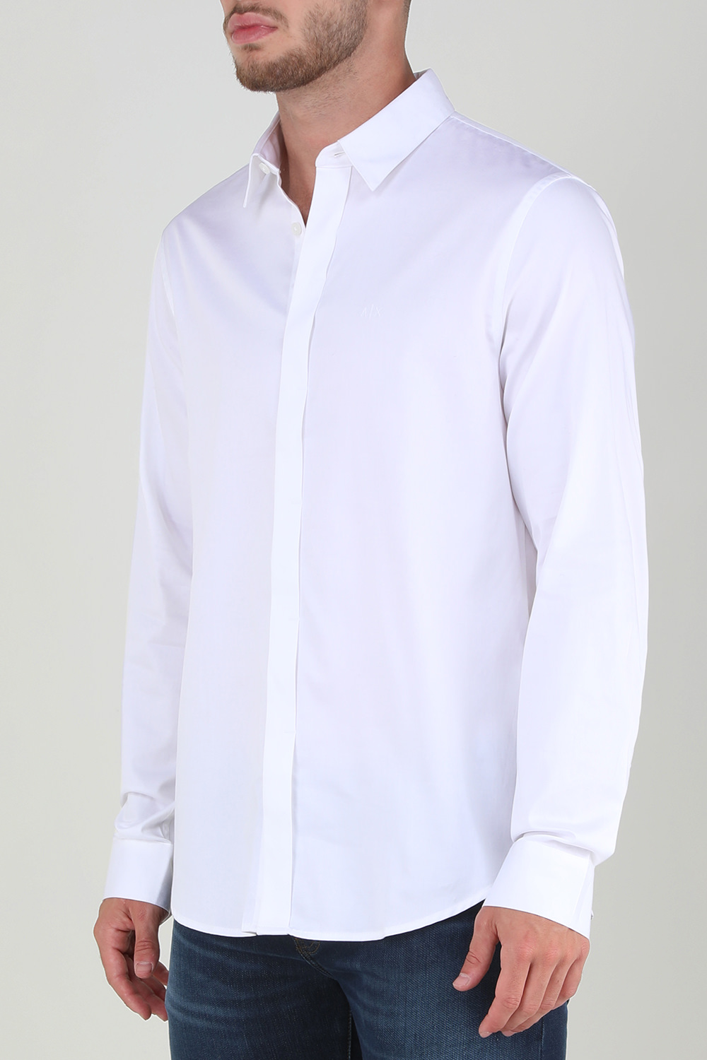 תמונת דוגמן קידמית של חולצה מכופתרת ארוכה עם לוגו רקום