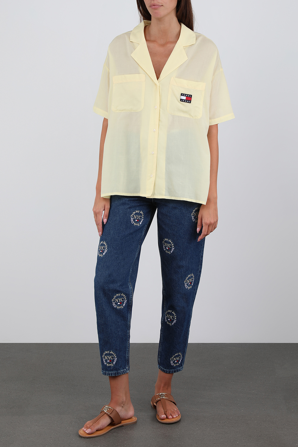 תמונת דוגמן קידמית של כפכפים מעור קאמל עם לוגו מטאלי