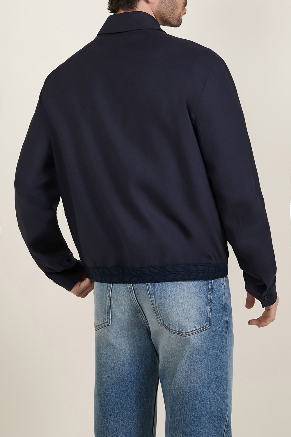 תמונת דוגמן אחורית של ז'קט