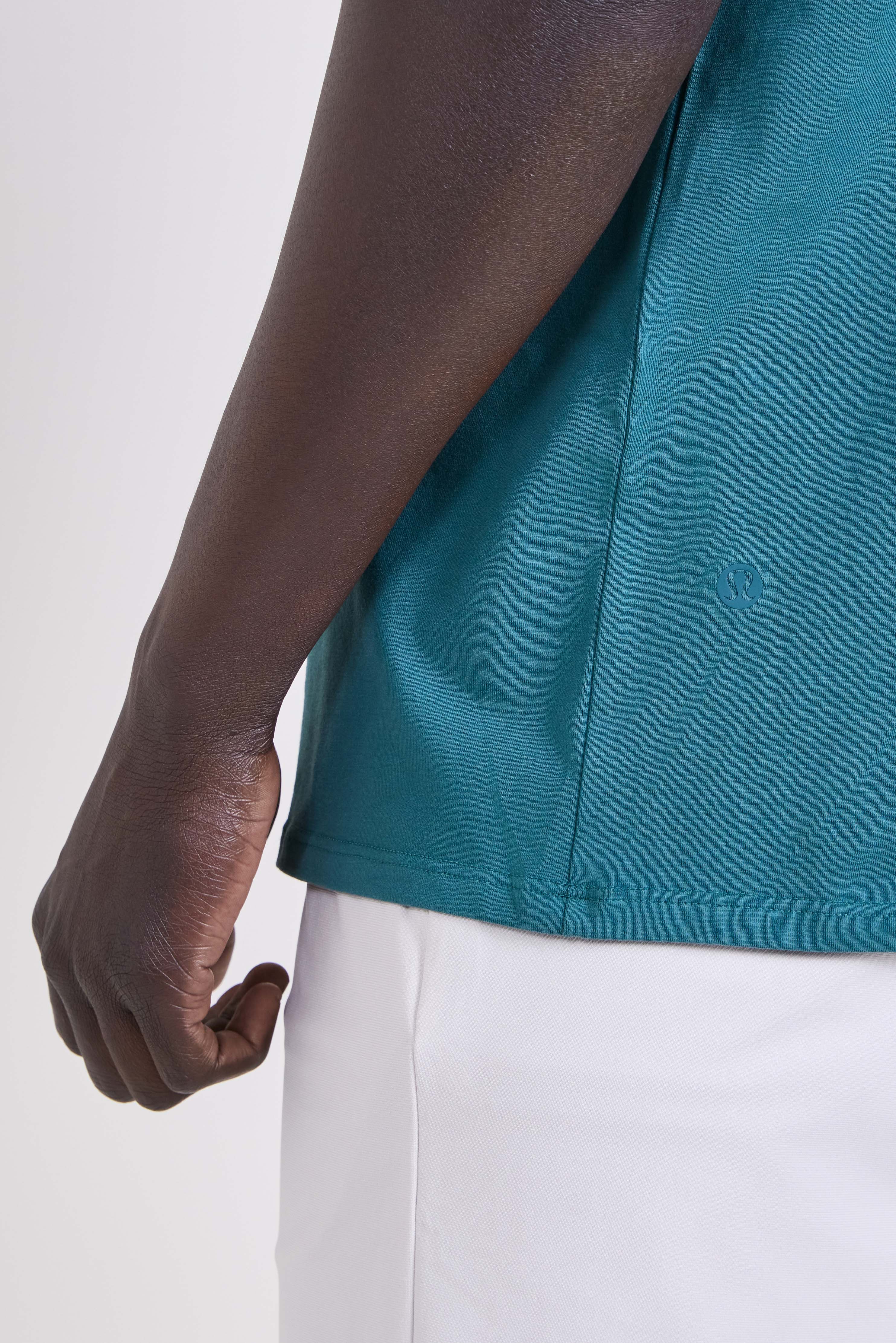 תמונת תקריב דוגמן של Organic Cotton Classic-Fit T-Shirt