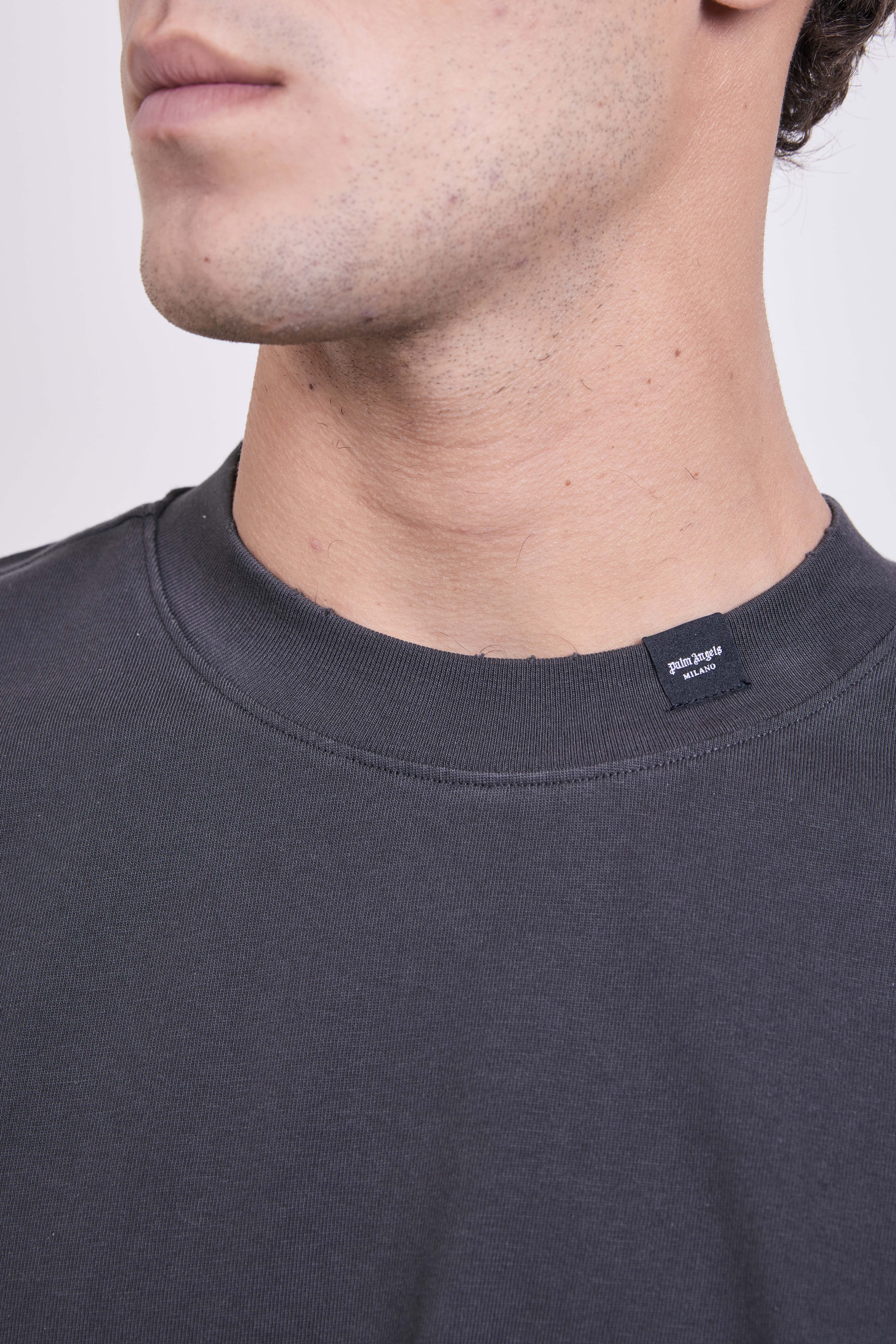 תמונת תקריב דוגמן של חולצת טי אוברסייז