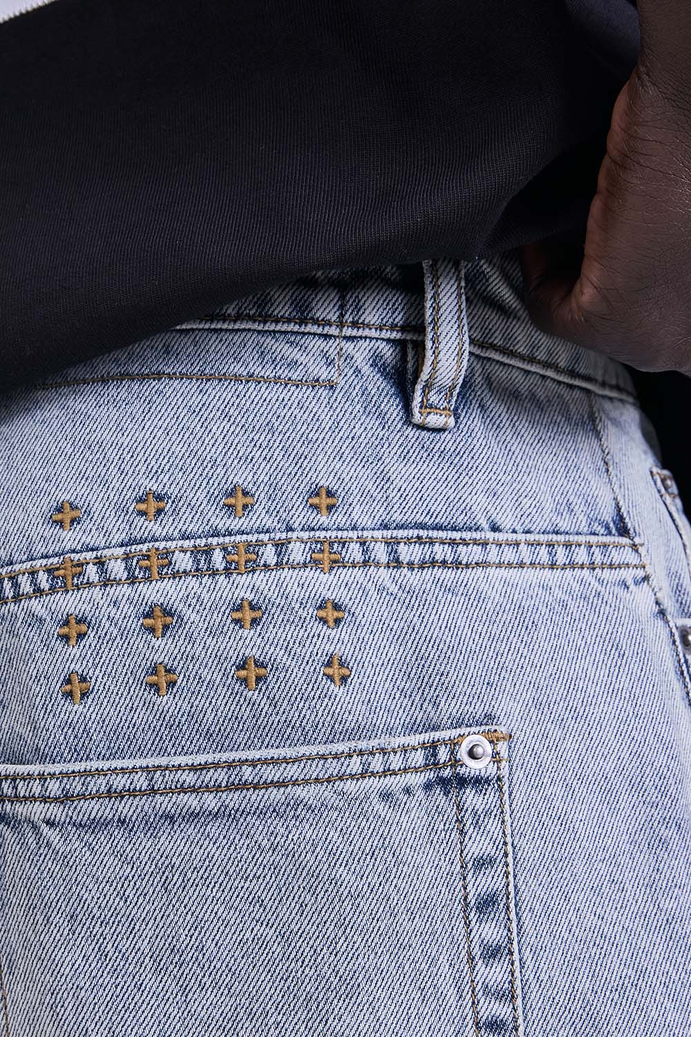 תמונת תקריב דוגמן של מכנסי ג'ינס קצרים אוברסייז