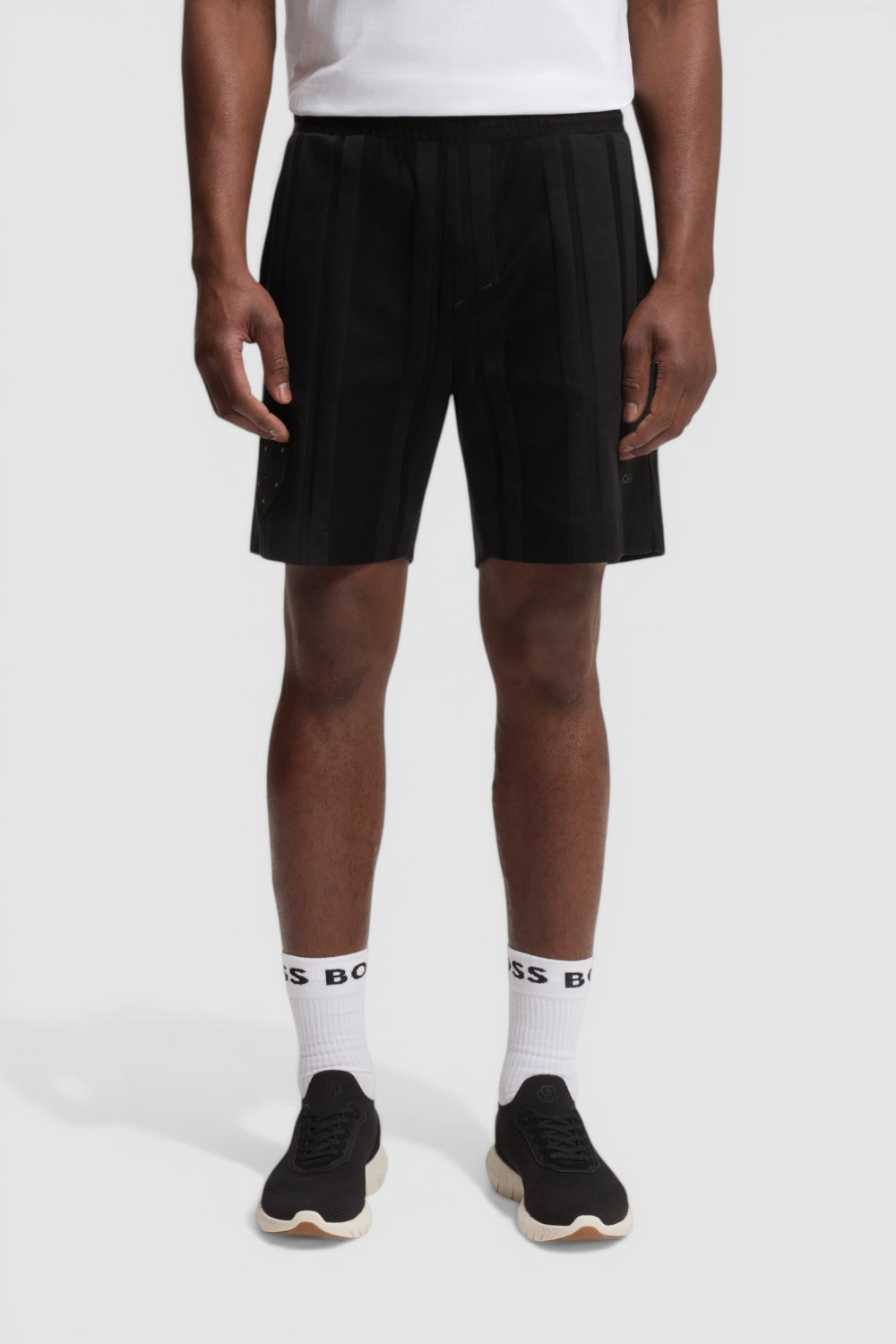 תמונת דוגמן קידמית של מכנסי ג'וגר קצרים