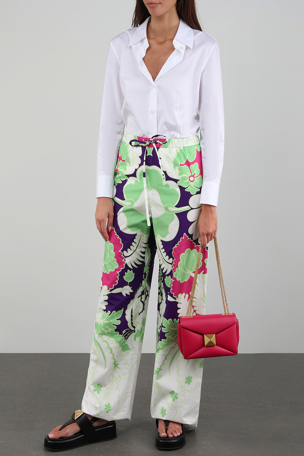 תמונת דוגמן קידמית של תיק צד ורוד עם ניט זהב