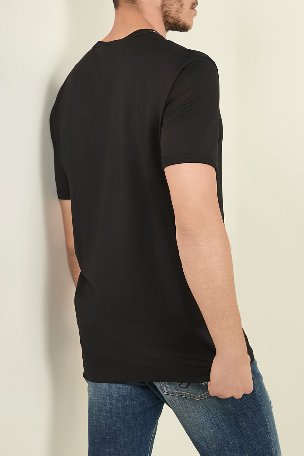 תמונת דוגמן אחורית של חולצת טי