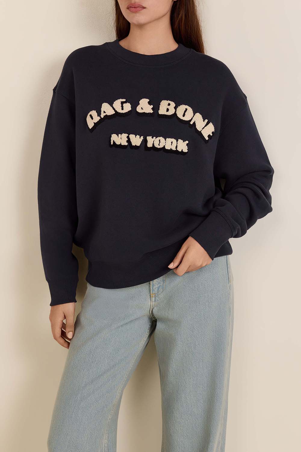 תמונת דוגמן קידמית של סווטשירט אוברסייז