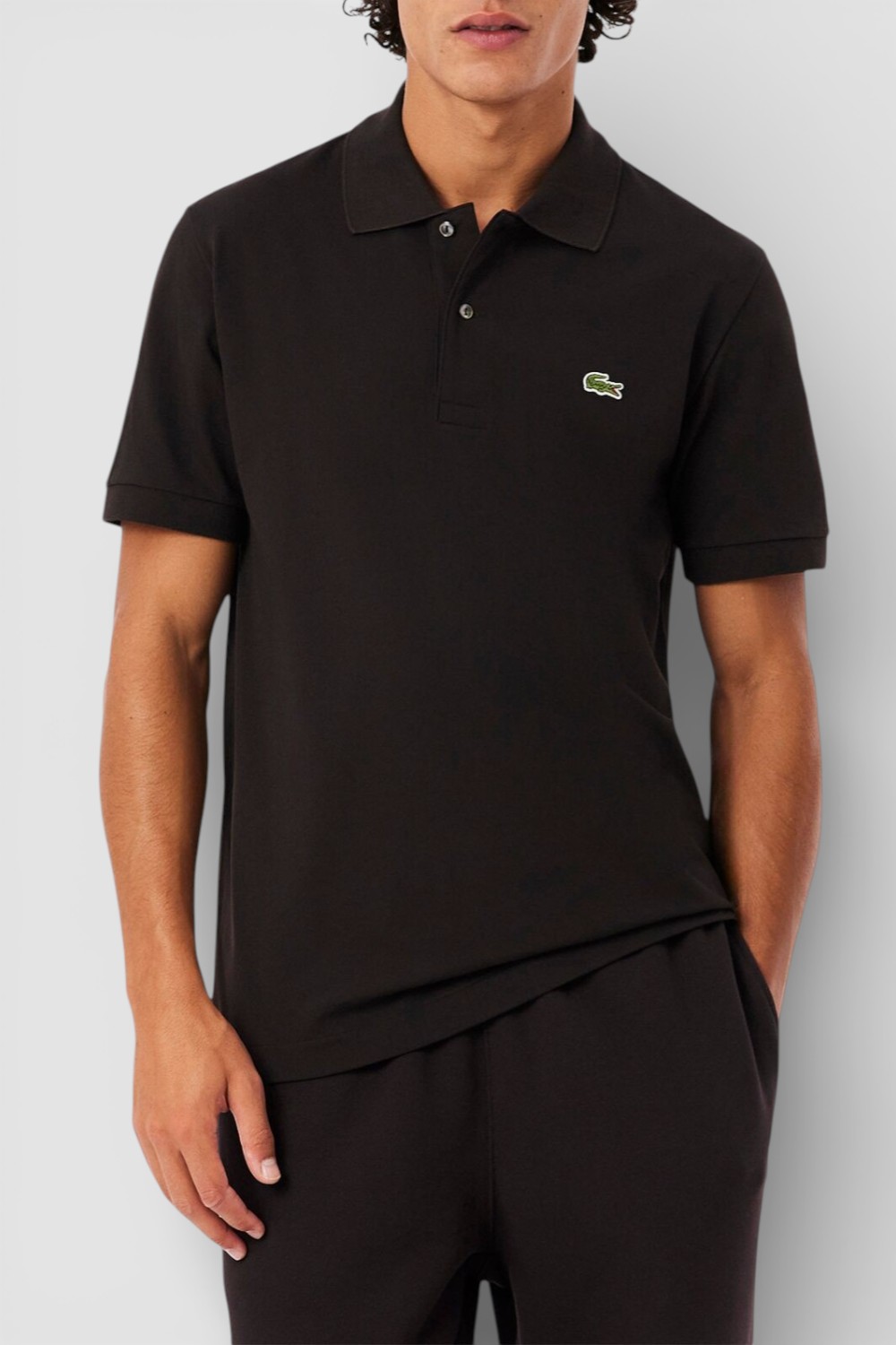 תמונת דוגמן קידמית של חולצת פולו קצרה