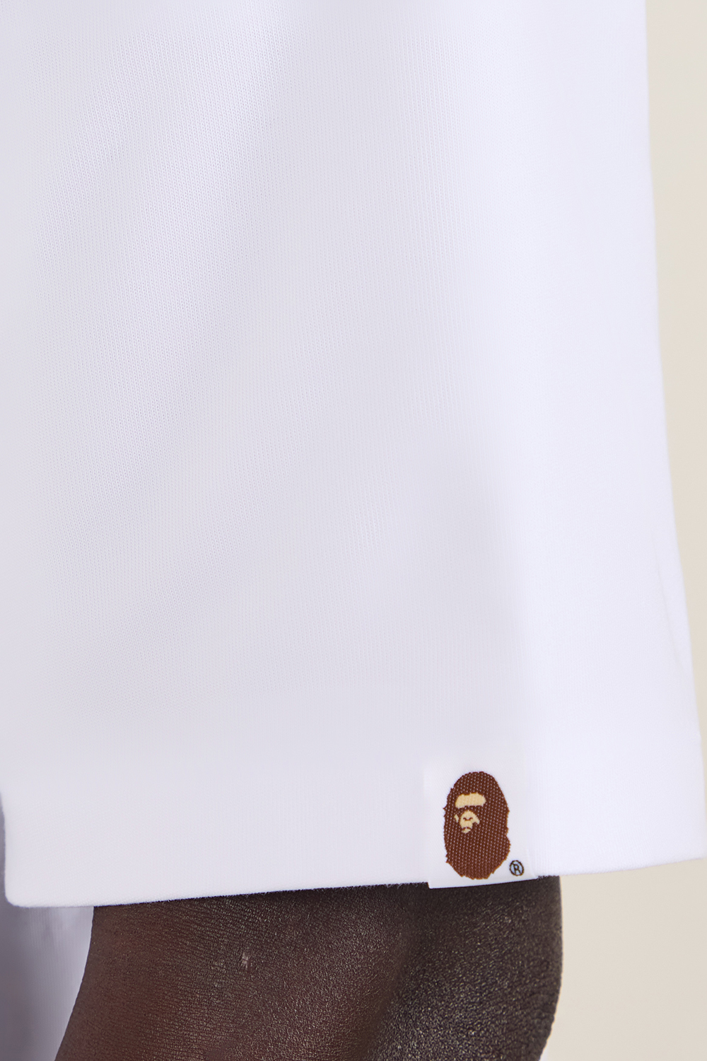 תמונת דוגמן אחורית של חולצת טי