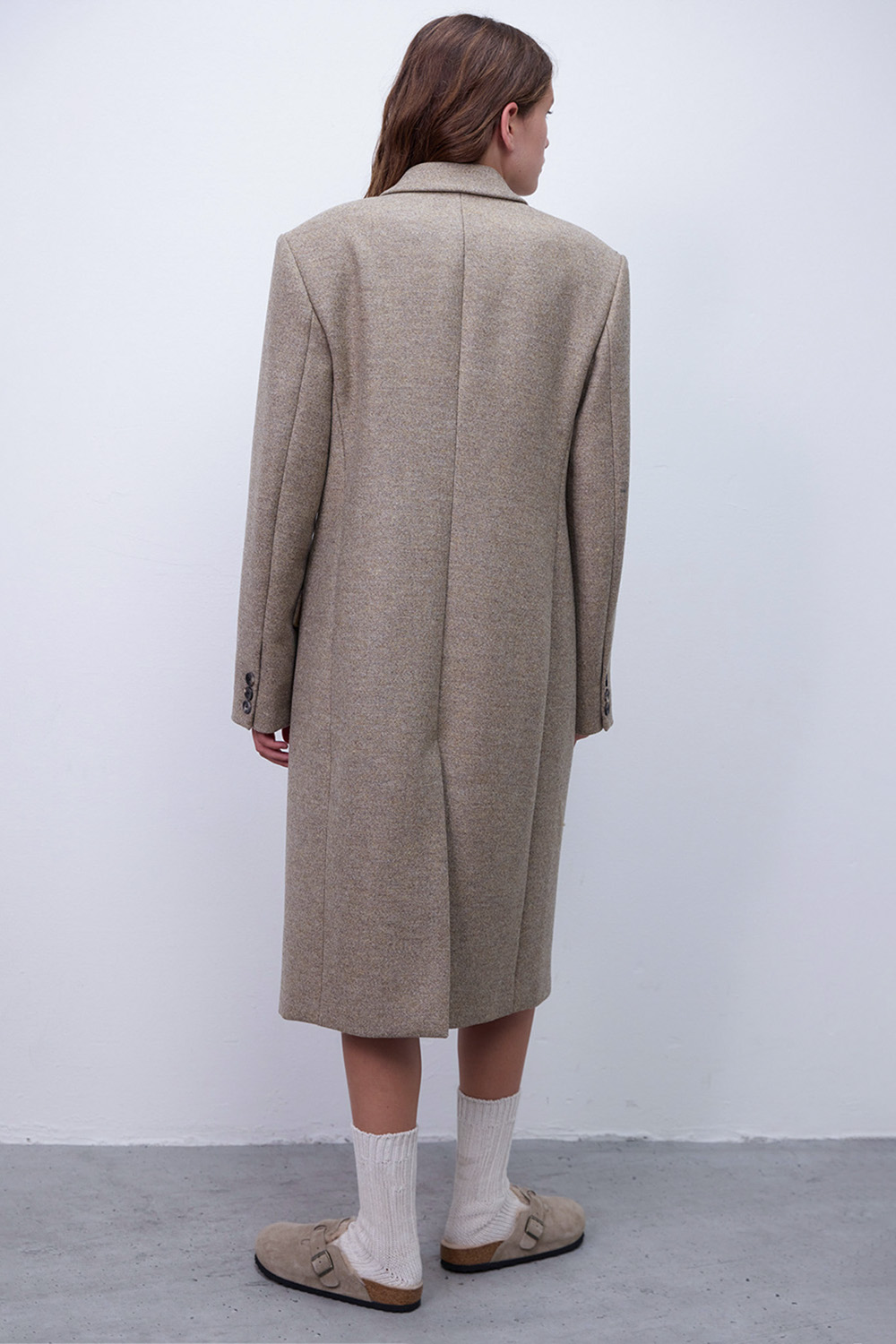 תמונת דוגמן אחורית של מעיל צמר ארוך