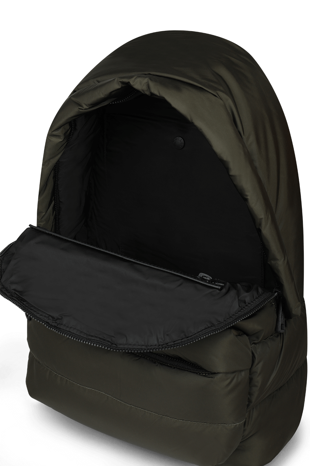 תמונת פנים של תיק גב בטקסטורה פאפית בגוון חום מבריק