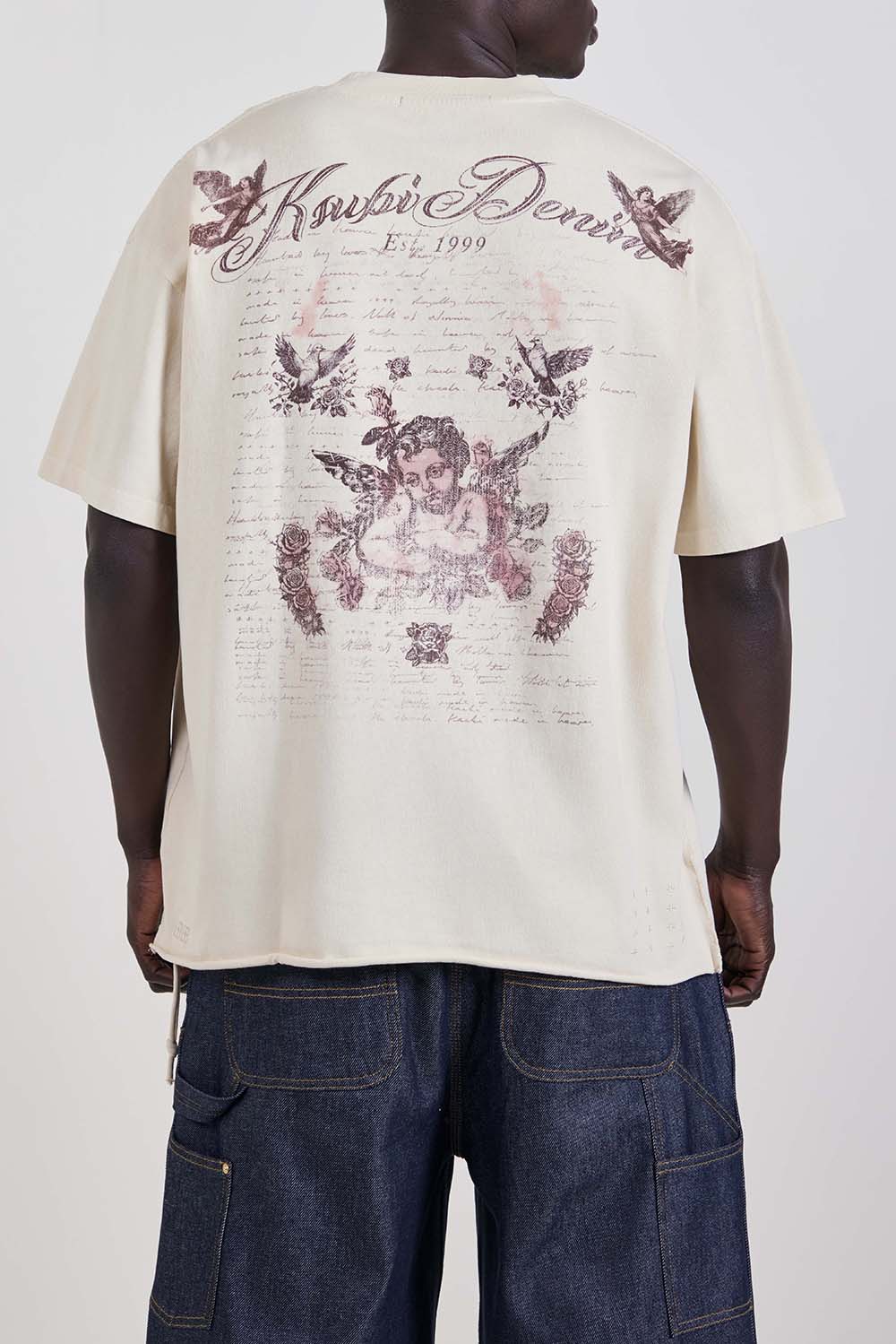 תמונת דוגמן אחורית של חולצת טי אוברסייז