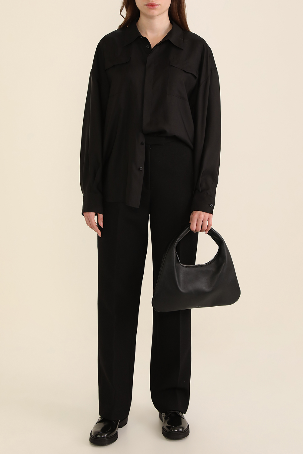 תמונת דוגמן אחורית של תיק הובו קטן מעור