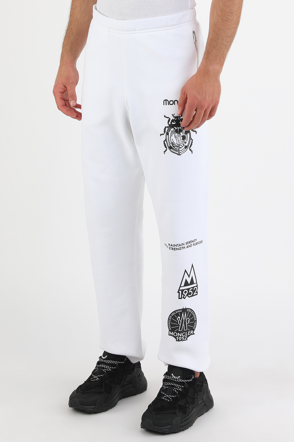 תמונת דוגמן קידמית של מכנסי טרנינג עם פרינט בגוון לבן