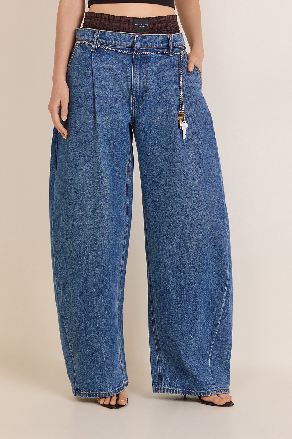 תמונת דוגמן קידמית של מכנסי ג'ינס עם חגורת שרשרת