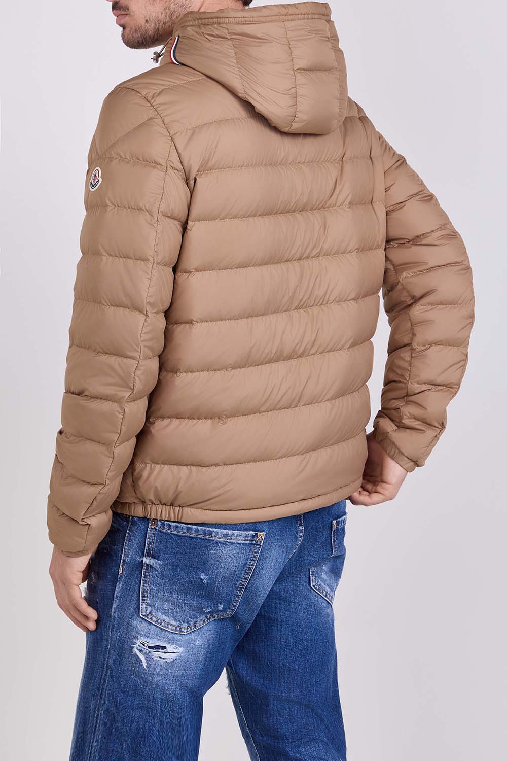 תמונת דוגמן אחורית של מעיל פוך