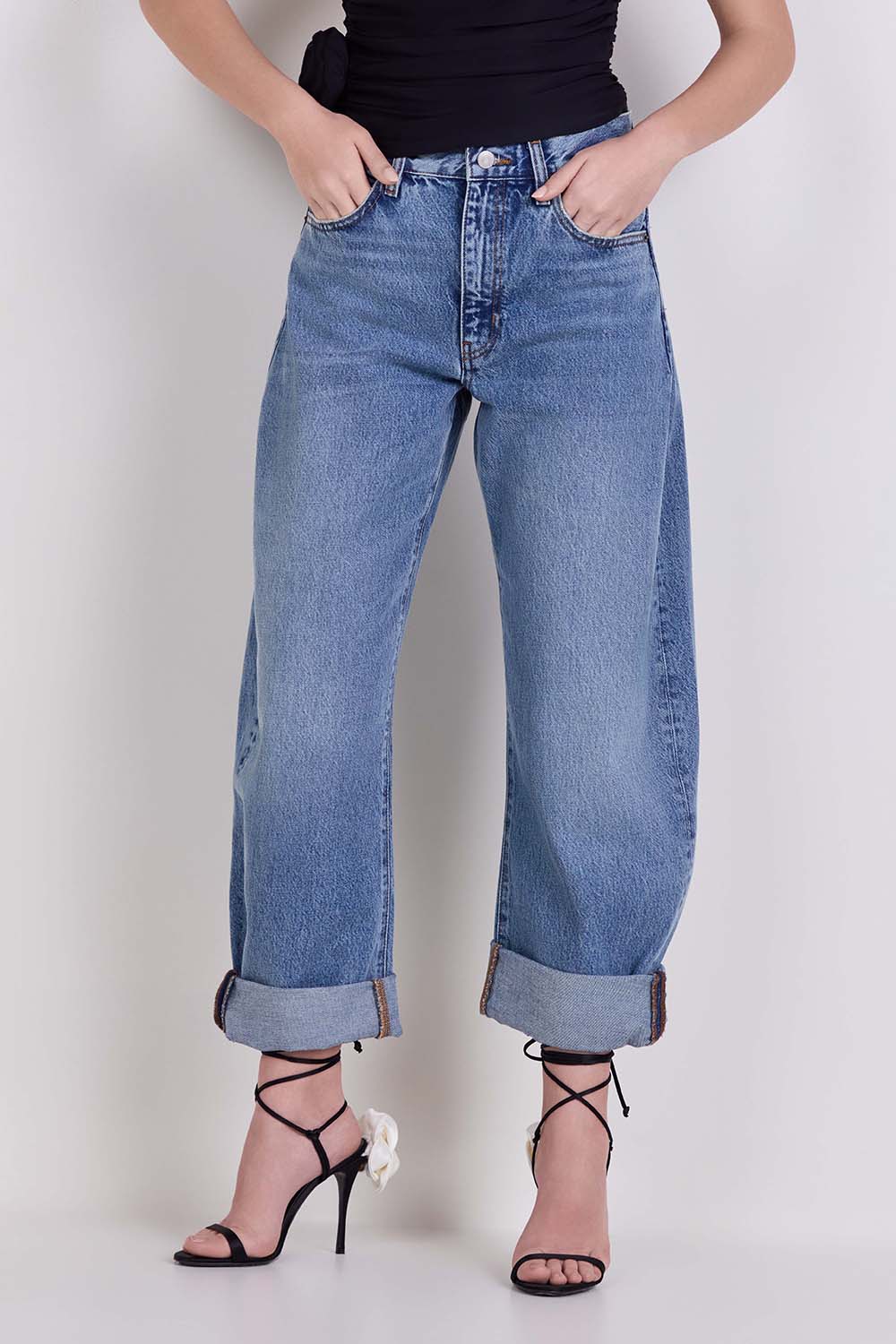 תמונת דוגמן קידמית של מכנסי ג'ינס בגזרת בלון