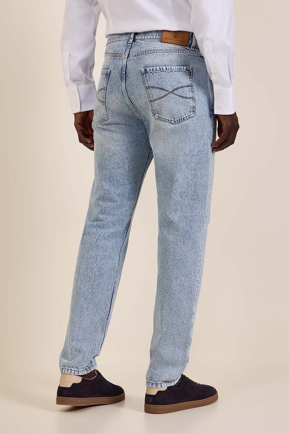 תמונת דוגמן אחורית של מכנסי ג'ינס בגזרה ישרה