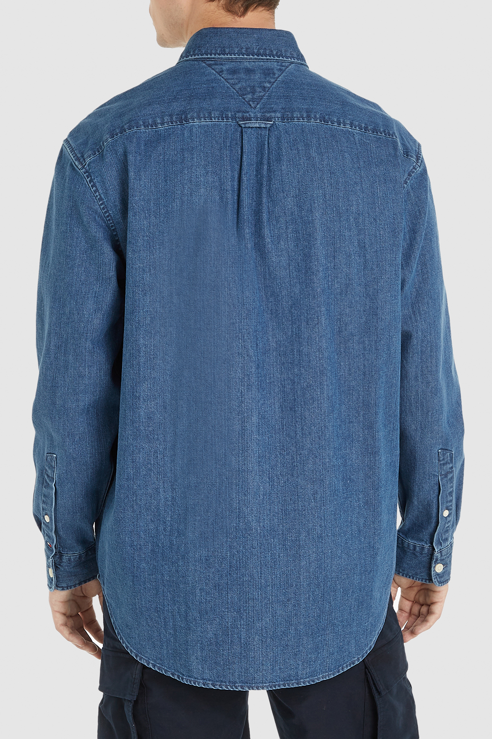 תמונת דוגמן אחורית של חולצת כפתורים ג`ינס