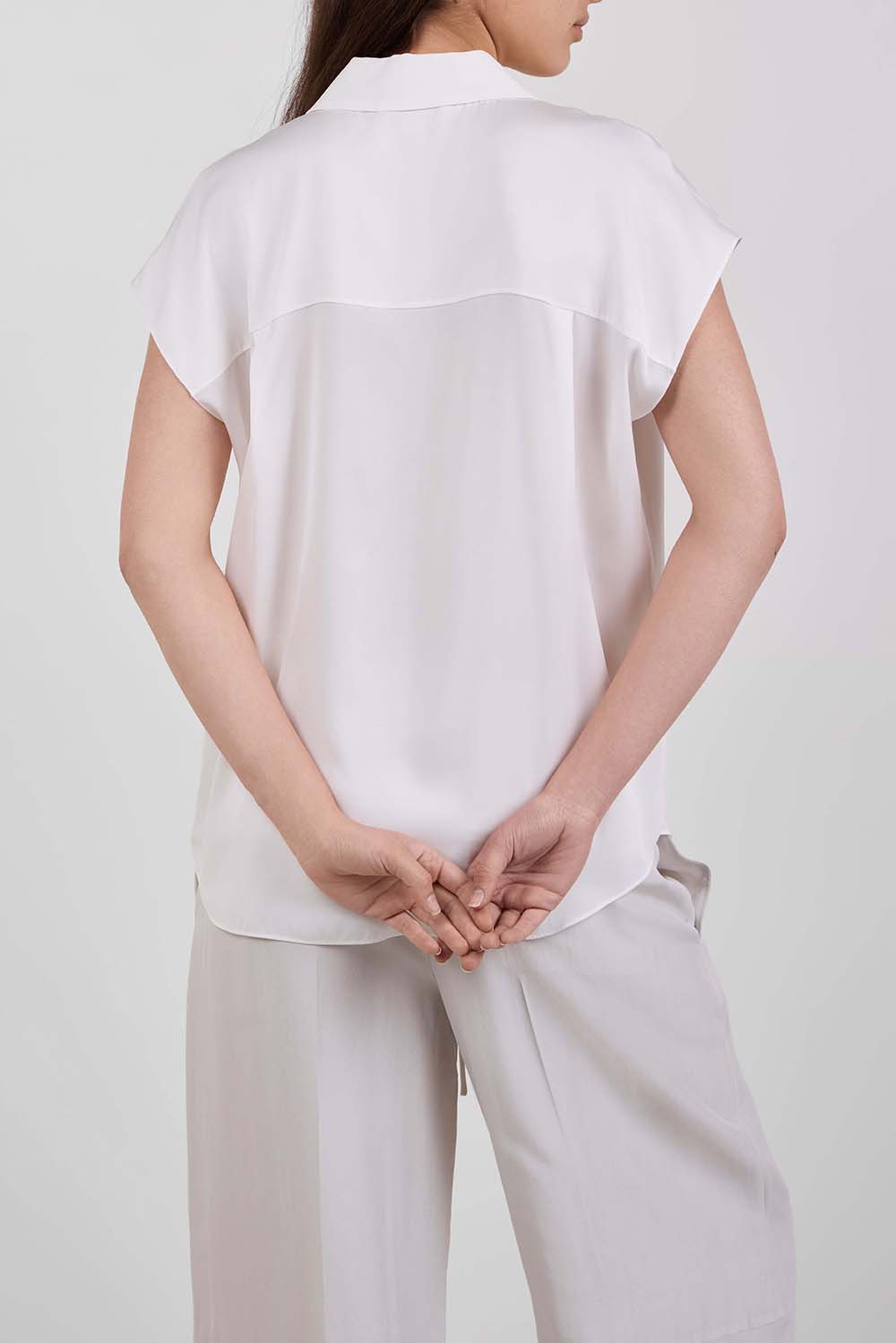 תמונת דוגמן אחורית של חולצה מכופתרת בגזרה ישרה