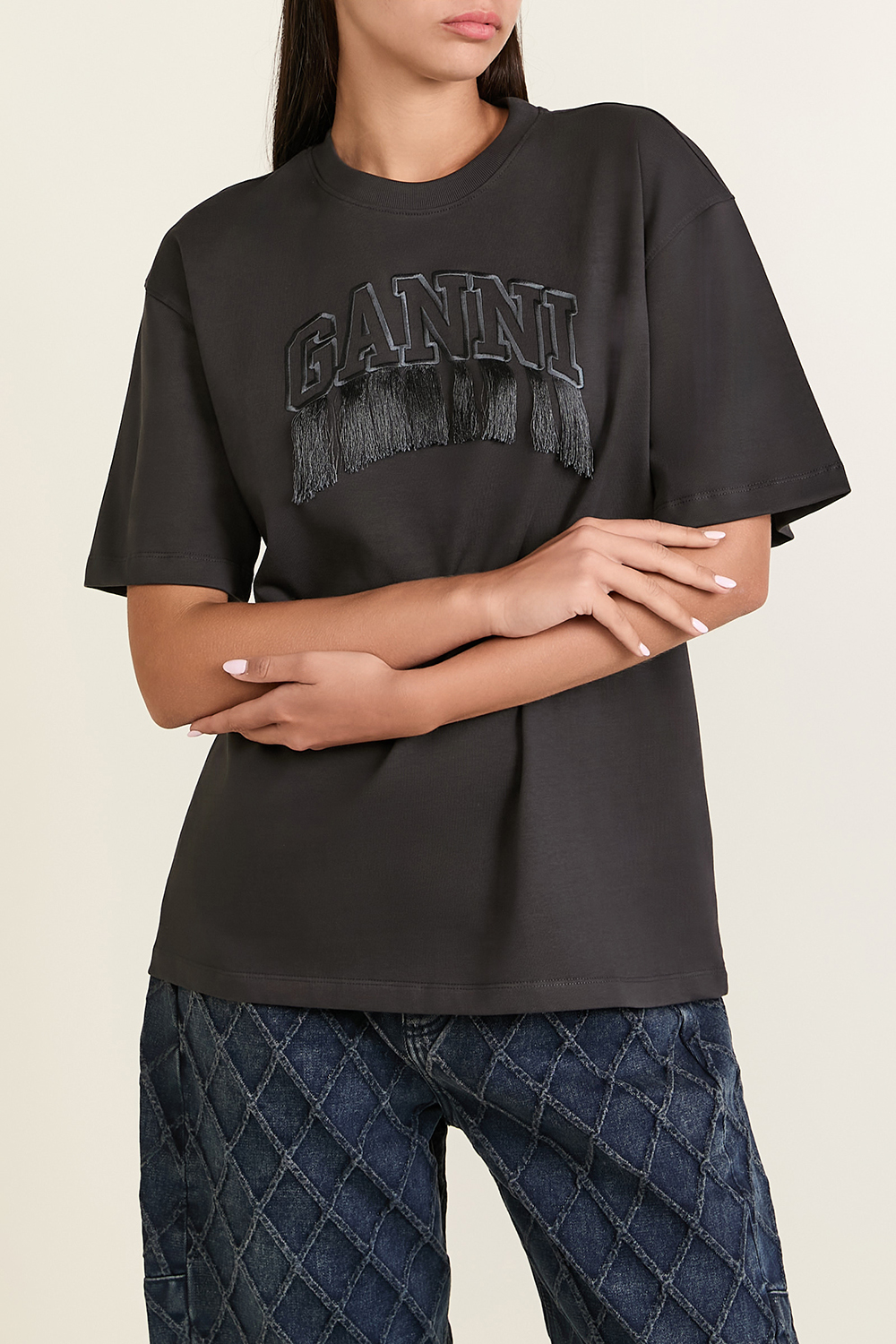 תמונת דוגמן קידמית של חולצת טי עם פרנזים