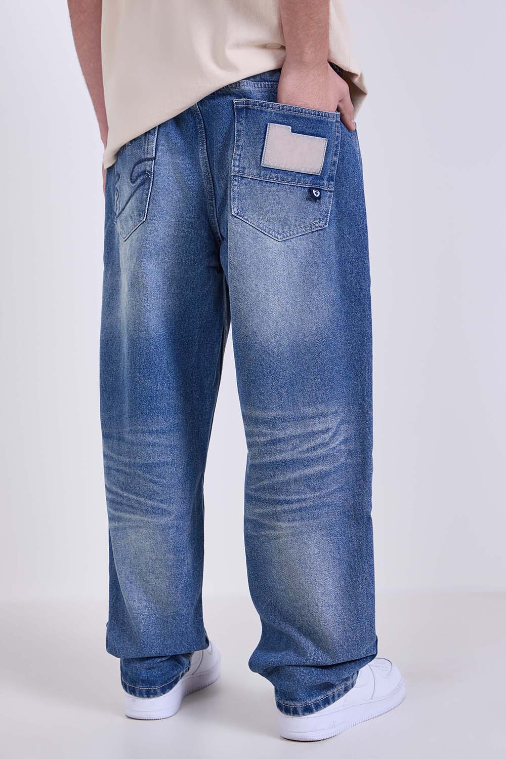 תמונת דוגמן אחורית של מכנסי ג'ינס בגזרה רחבה