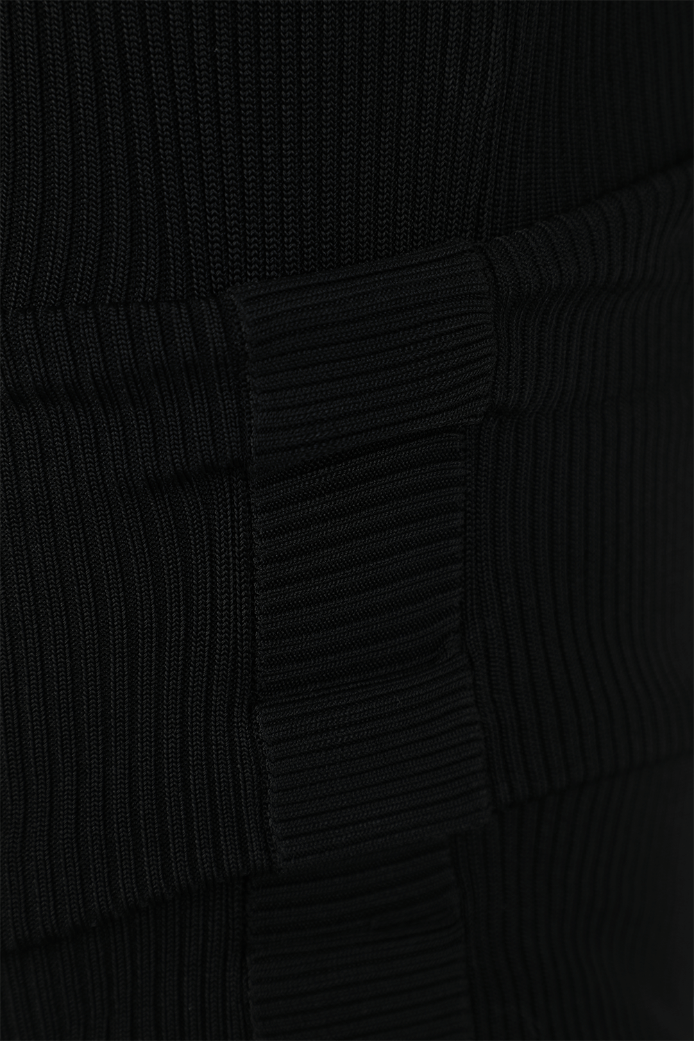 תמונה אחורית של חצאית מיני שחורה א-סימטרית