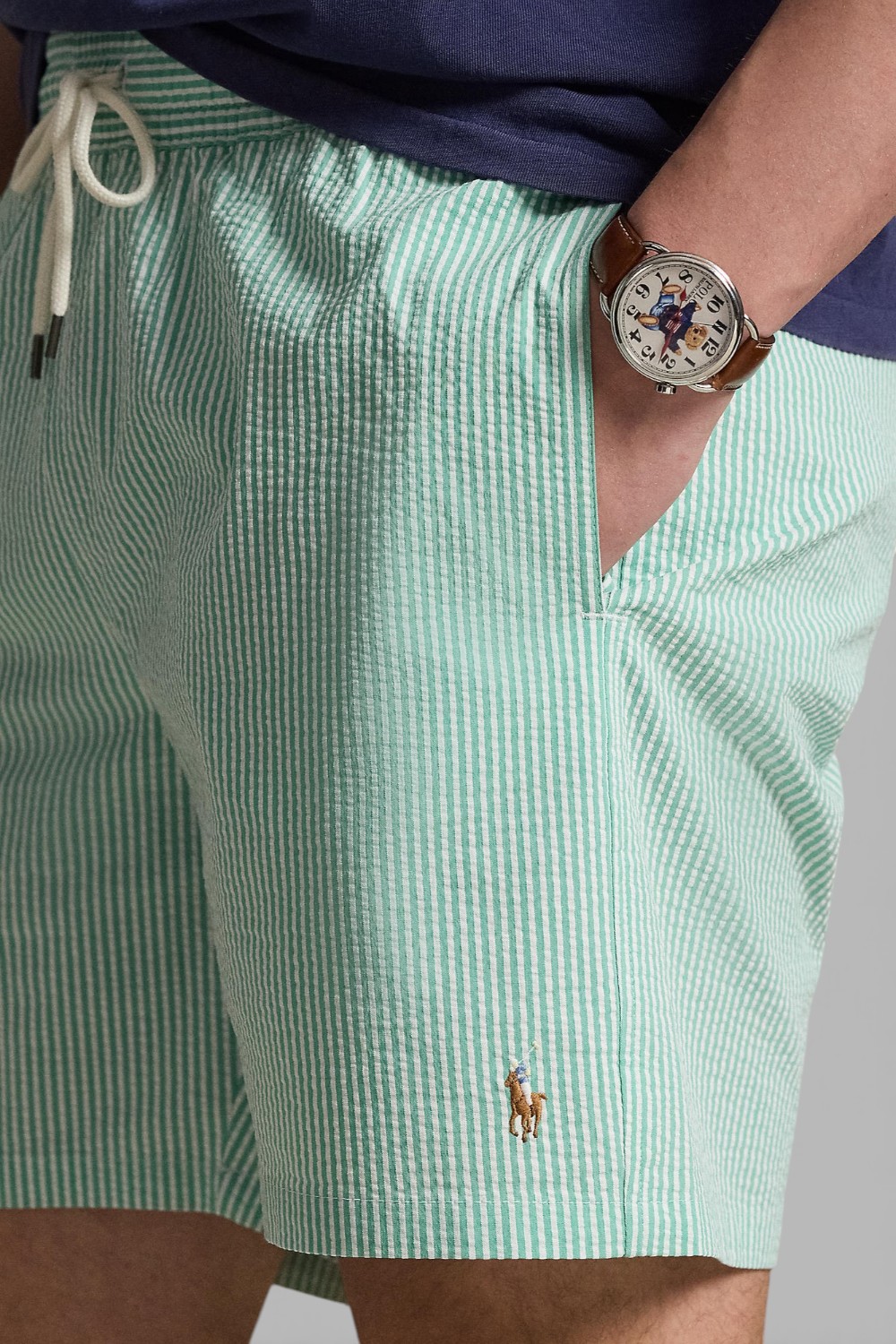 תמונת תקריב דוגמן של מכנסי בגד ים